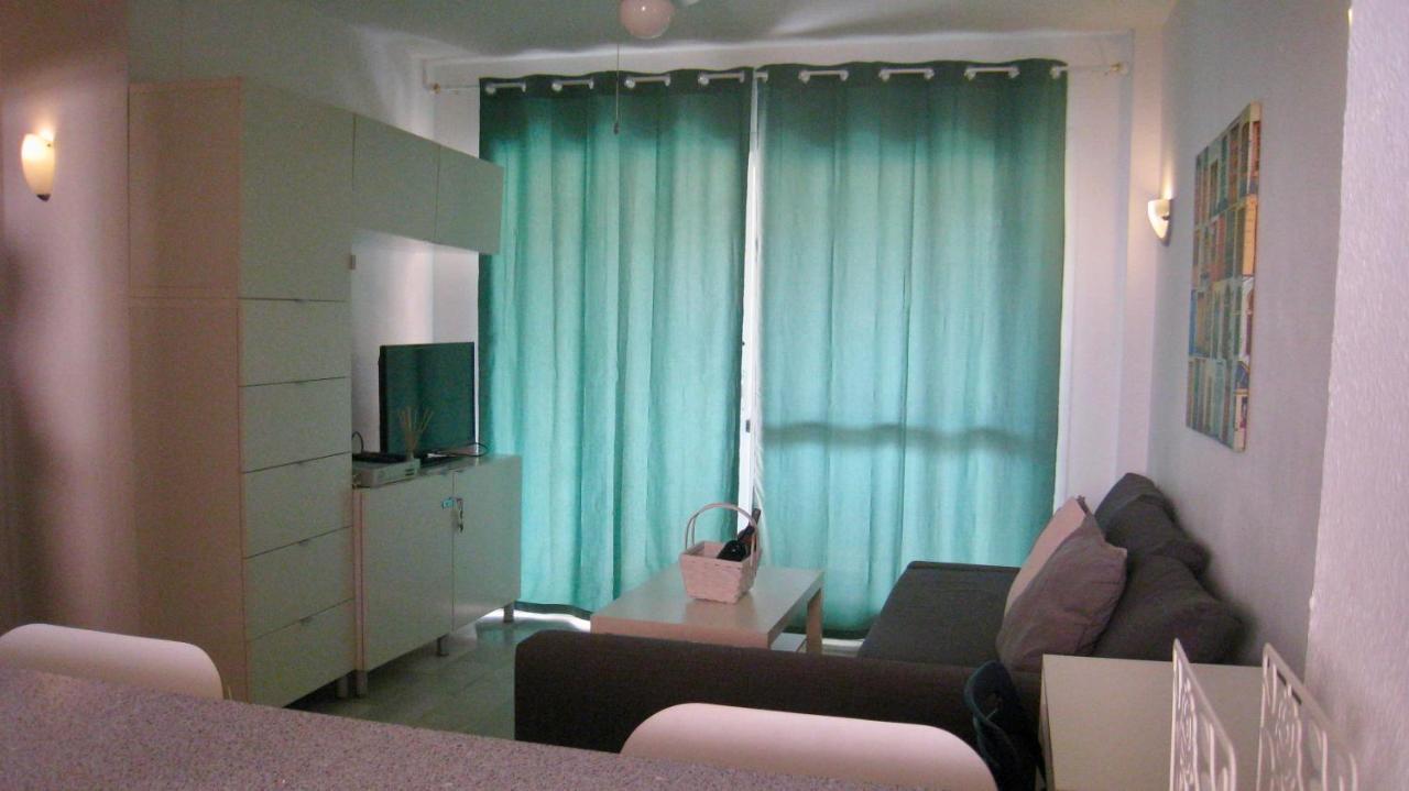 トレモリノスCarihuela Un Dormitorio Junto Al Marアパートメント エクステリア 写真